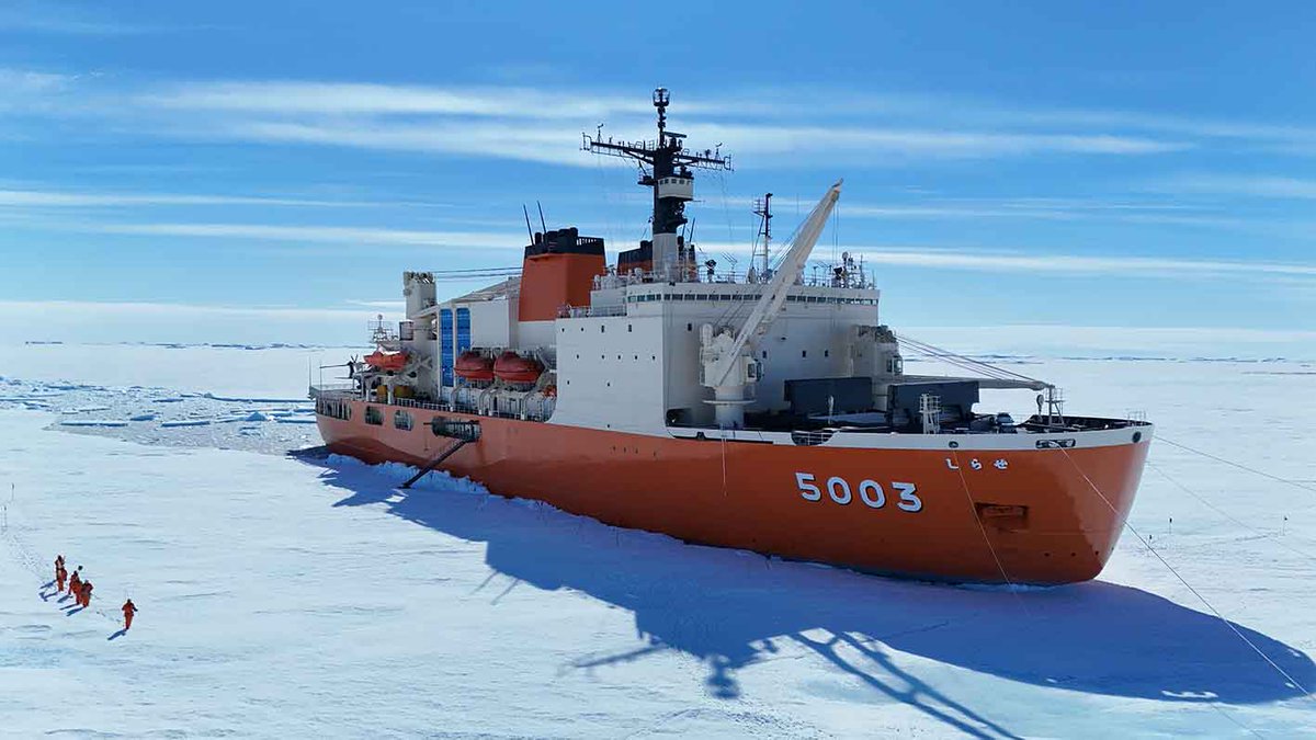 12月27日、南極観測船しらせが昭和基地に接岸！といっても1700m沖という例年にない遠さ。船と基地のタンクをホースでつないで送油できる所に着けたことで観測隊では”接岸”といいます（ドローンで空撮）#南極 #観測隊 #Antarctic