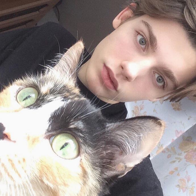 MegaBlogger69's tweet image. Licht