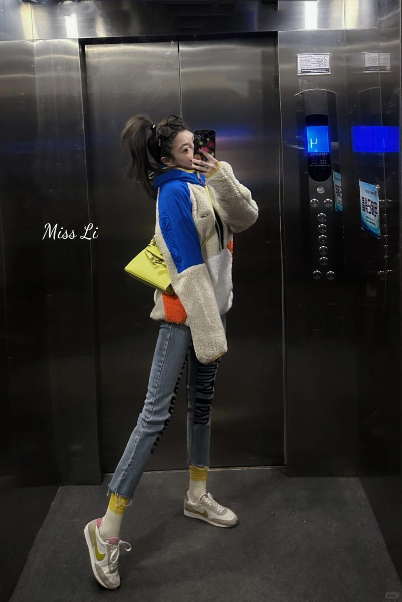 piqibaozaoxiao1's tweet image. #WhatToWearToday #DailyOutfit #OOTD #MyCommuteOutfit #NewYearNewLook
Feeling way too young today 😅
Just 1️⃣8️⃣, no more!
Hehe, do you guys like Teacher Li? ⬇️
@TeacherLiLive 🌵 Live sharing