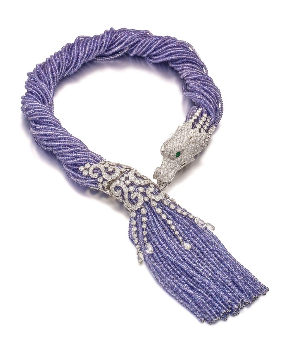 カルティエの「龍」が、青い海を舞っているかのよう。無数のタンザナイトビーズとダイヤモンドが織りなす、ため息が出るほど美しい芸術品。Sotheby's