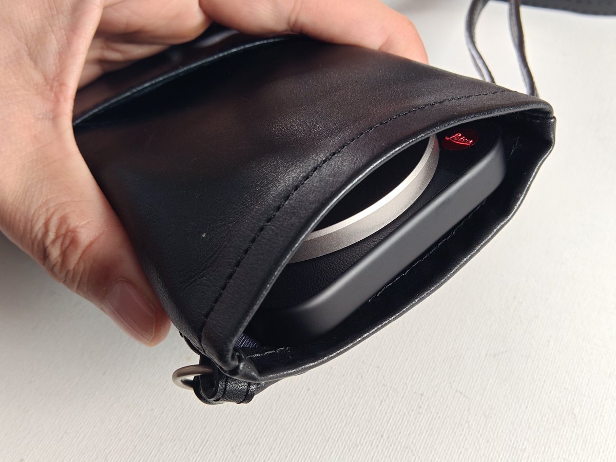 いつものお約束、ライカのスマートフォンミニショルダーバッグ（2022年