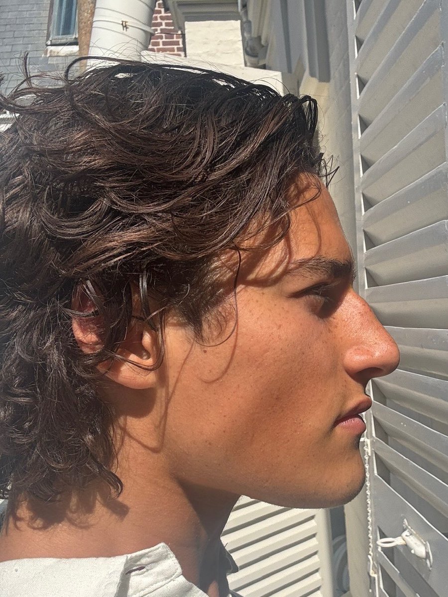 OscarPatel's tweet photo. Appreciate this.

Everyone loves to blame a real transformation on uncontrollable factors to justify themselves not taking action..

But I fixed my
-facial asymmtry
-crooked teeth
-bite issues
-recessed jaw
-narrow palate
-TmJ
-Sleep apnea
-dark circles
-dorsal hump
-forward head posture
-anterior pelvic tilt

And a lot more issues completely naturally.

Fixing your looks is just a process of fixing ALL specific issues that stem from poor health...

Which then allows you to transform

I've guided thousands of people from ages 20 to 72.

My own mum transformed at 58. 

The reason you think it's impossible is because you've been told dysfunction is normal and surgery is the only solution.

Your facial sutures never fully fuse. Your fascia can always be loosened. Your muscles can always be trained to remodel bone. Your habits shape your structure.

All it requires is consistency and the right implementation

But most people would rather call it fake than put in the work.

If you don't believe it - try it for 90 days and document your progress. Then come back and tell me it doesn't work.

Health is Looks.
