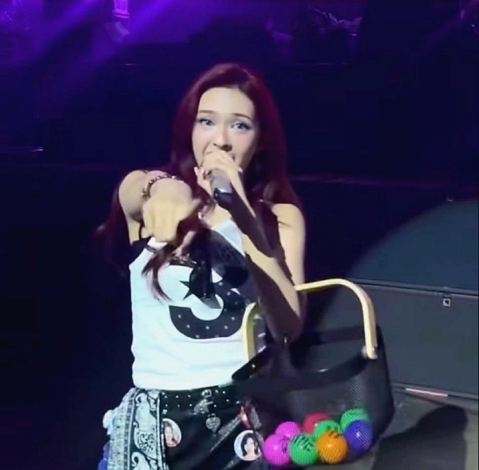 ตำนานบทใหม่ ศิลปินคว้าไมด์แฟนเพลง~😄
#CHIQUITA  #BABYMONSTER