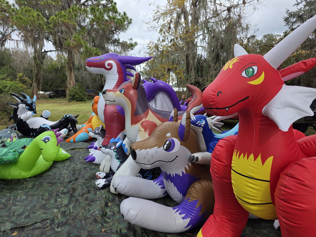 SqueakyHawk's tweet photo. A nice family day with friends @mikeinflat32 @fuzzychubbywolf @Donutseads  it was fun wish the days were longer https://t.co/LpWjQvoGqp