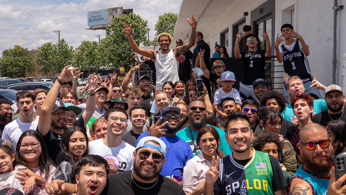 spurs's tweet image. Come hang out with @JeremySochan tomorrow! 🥤 

🗓️ Sunday Dec 28
⏰ 3pm CT 
📍 Southwest Elixirs 

See y’all there ✌️