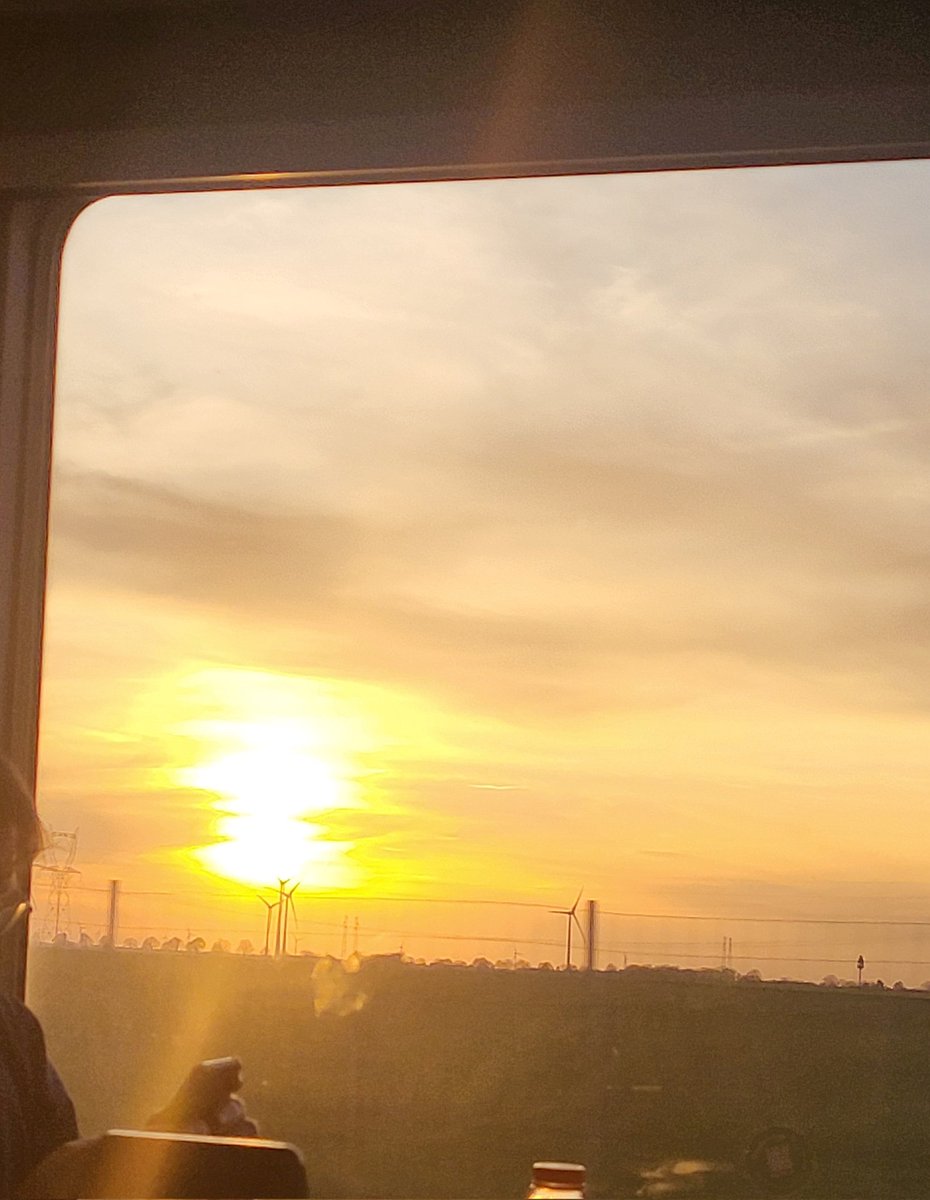 Nuagedeparis1's tweet photo. #ViewFromTheTrain #depuisletrain
Un souvenir fugace de 2025 // A fleeting glimpse of 2025
#steeplesaturday #France https://t.co/oof5y9rDaE