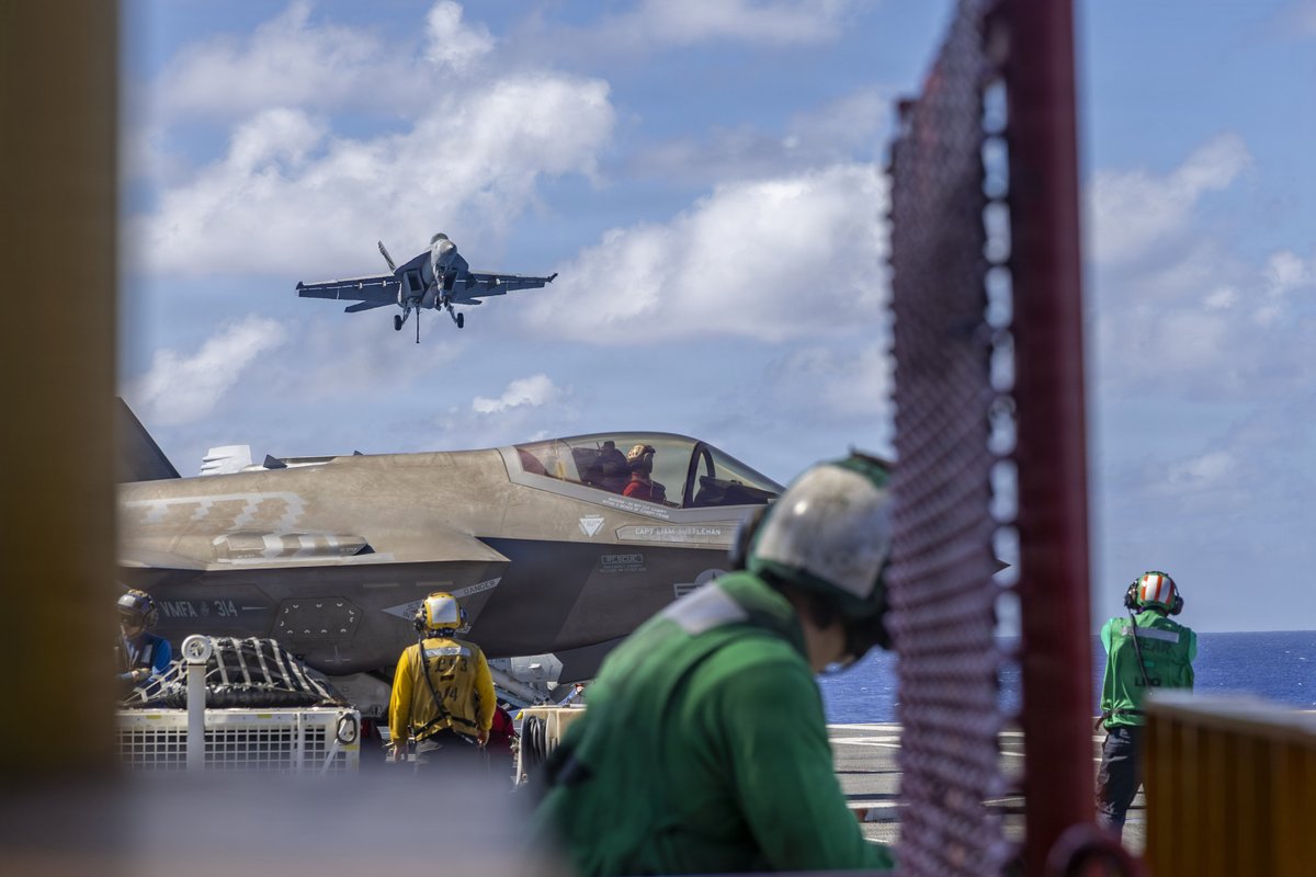 On the ball! 🛫

The Sailors of USS Abraham Lincoln (CVN 72) demonstrate unparalleled professionalism and skill during around-the-clock flight operations while underway in the Philippine Sea, Dec. 16.

#FlyNavy | #US7thFleet https://t.co/oO3rbpZkuu