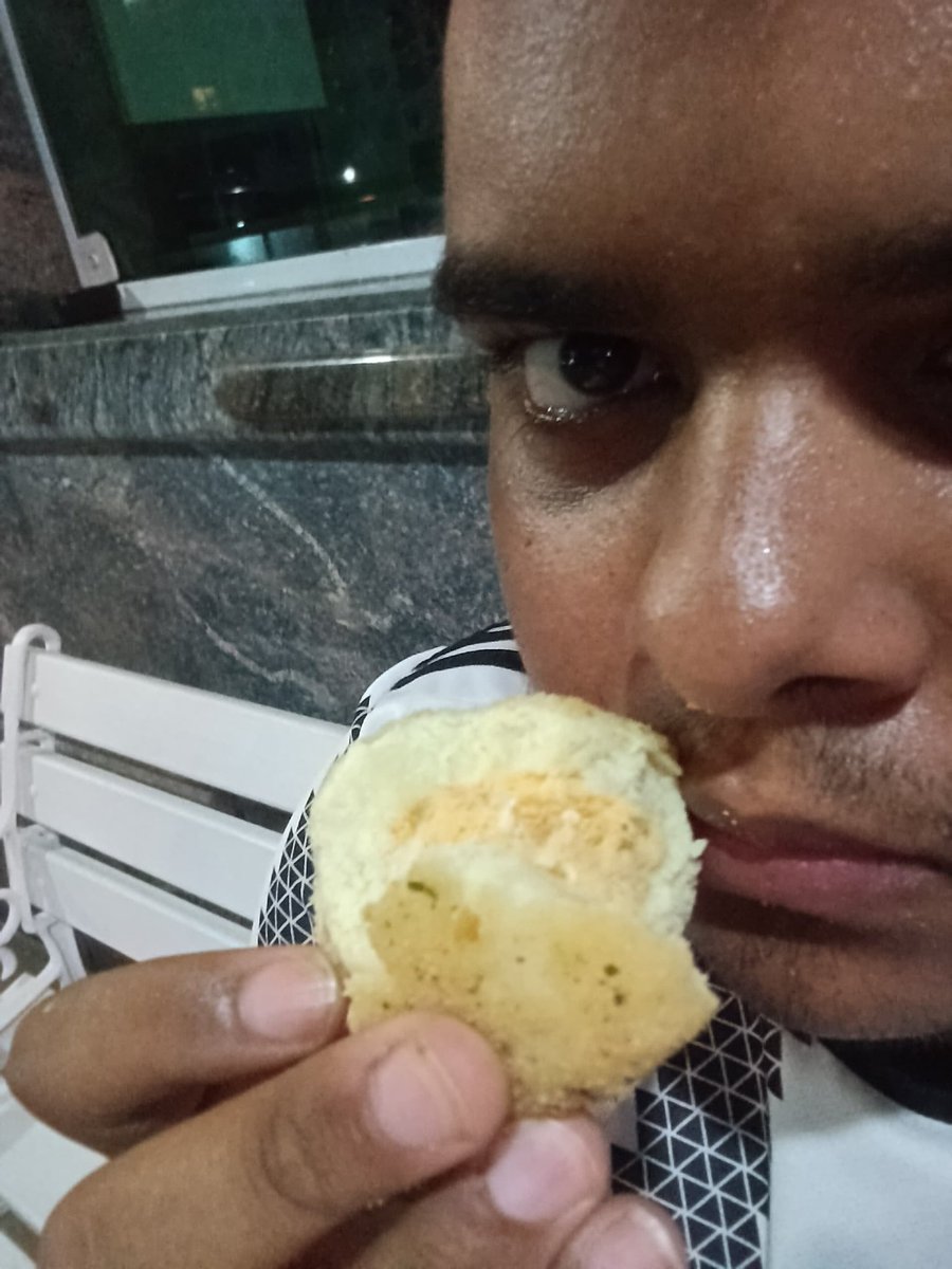 silvioiam's tweet photo. introvertidos são tipo: to comendo uma coxinha GELADA porque acabei de pedir uma e tinha mó fila atrás de mim então falei q não precisava esquentar achando q tava em temperatura ambiente mas não vou lá pedir pra esquentar pra não atrapalhar ninguém https://t.co/iqhCD9AW2G