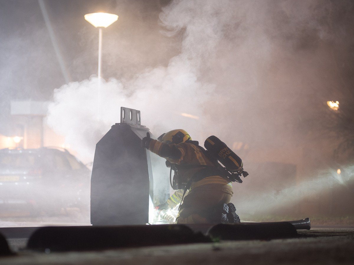 Brandweer dooft vuur in ondergrondse afvalcontainer