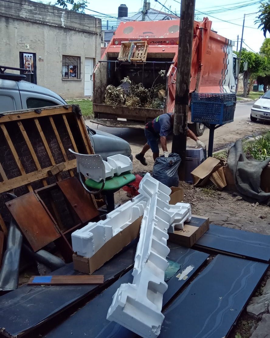 👷🏻Estamos completando los trabajos de limpieza integral posteriores a la tormenta.

🔸Son tareas de despeje de calles y veredas, barrido y recolección que continúan desde el martes.

🔸Todas las acciones son coordinadas a partir de Defensa Civil, el COM y el CAV.