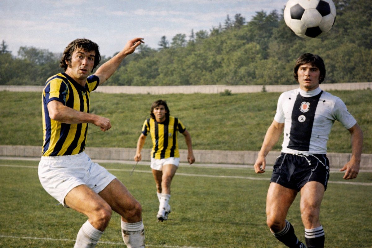 eskiden Fenerbahçe tribünleri bir başkaydı. aşık olurdu maça gidenler; hele ki çocuklar... oysa şimdilerde bazen, sanki...