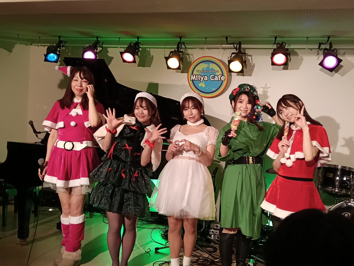 hayakawatakeshi's tweet photo. 銀座miiyacafeのrisaさん主催クリスマスライブにお邪魔しました。#risa #清水舞美 #kanalatte #心音 #ayakalabo https://t.co/XsrC2b9FU6