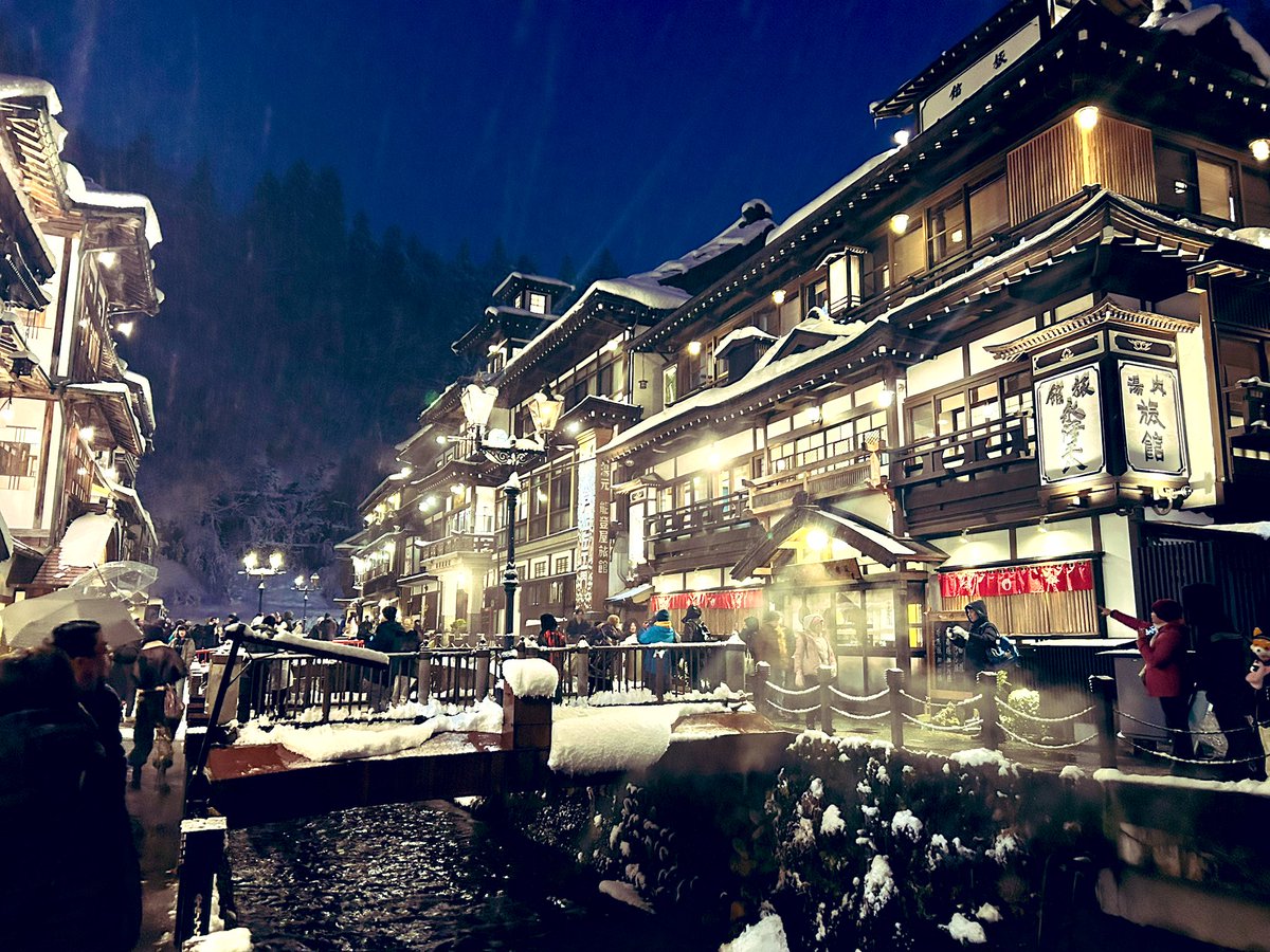 highfxtomo's tweet photo. 雪降るなか、銀山温泉へ来てみました。
洋風木造建築の旅館がとても素敵です。 https://t.co/9zKclt16oM