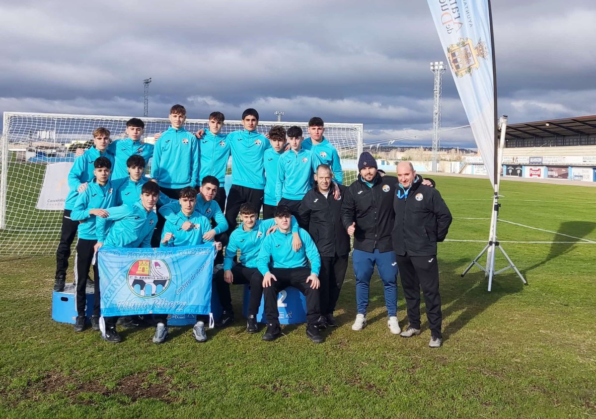 Diegoamartin13's tweet image. 🟠 FÚTBOL

⚽ El 1️⃣' día de la 'Ribera Cup' deja los primeros equipos ganadores de esta 3️⃣' edición del Torneo Nacional de Fútbol Base organizado por @RiberCD 

📊 Benjamín 2016 🥈
🏆 @UDAmistad  (Zaragoza)
🥈 @RiberCD 
🥉@CDVictoriaCF (Valladolid)

📊 Alevín 2014 🥇
🏆 @RiberCD…