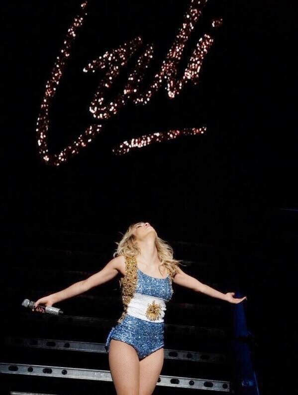 “Lali ahora se hace la Argentina porque le garpa” 

Literalmente Lali en su primer show en el 2014