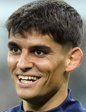 kakarottoprime's tweet image. Gerard Martin joue titulaire au Barça et Hannibal Mejbri joue le maintien à Burnley... WAllah le football c'est trop injuste.