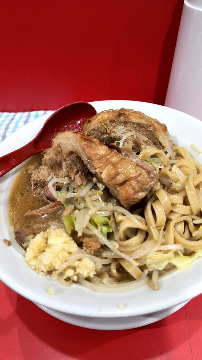 ent7p10's tweet photo. @Z6jmJOMoX4BqLKL 昨夜はご馳走さまでした。
ラーメン並＋腕肉
大きな豚と大きな腕肉、ノックアウトさんで今年の〆ラーメンになりそうです。
イベントは行けないので、また来年食べに行きます！ https://t.co/1uT4E39hem