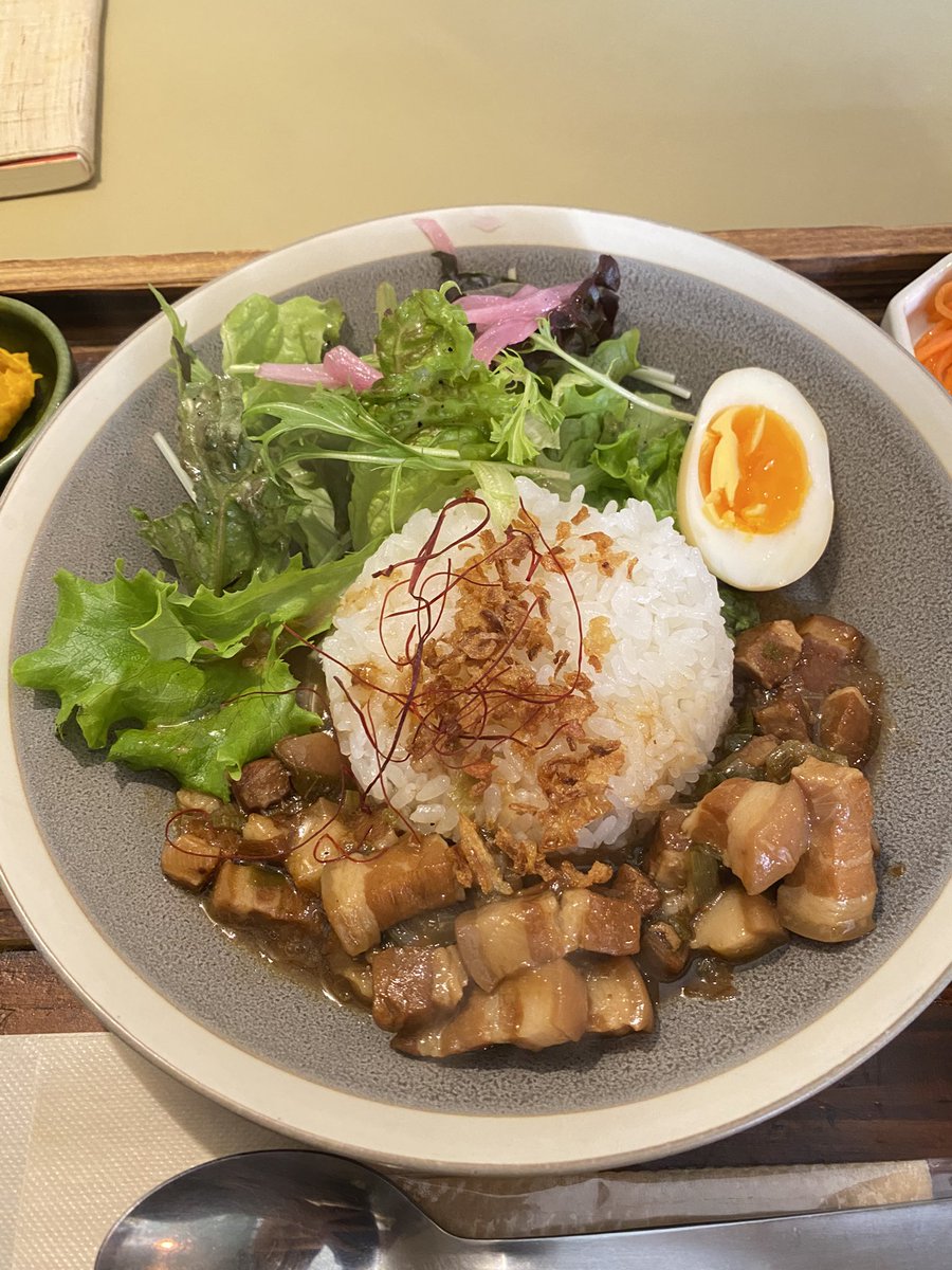 いつも写真撮って忘れちゃう。
けっこう前のおいしかったものたち。
えび大きい天とじおそば。
白いナポリタン。
いいかたちオムライス。
まるいごはんのルーロー飯。
2025年もたくさんのおいしいがわたしを支えてくれました🍚