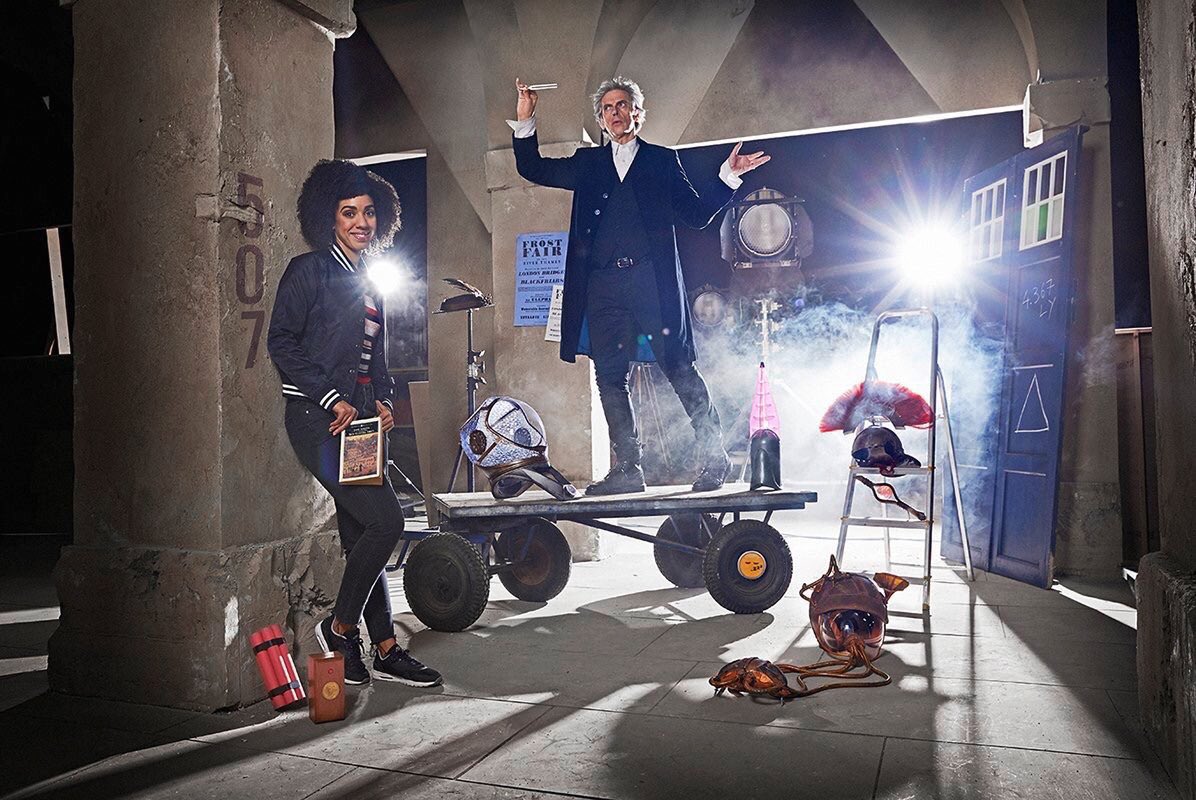 freddypavao's tweet image. Resolvemos aleatoriamente reassistir a 10ª temporada de Doctor Who pra fechar o ano aqui em casa e meu deus do céu como essa temporada TODA é bem escrita!!!

Que saudade desse cuidado de roteiro, direção, trilha…tudo!