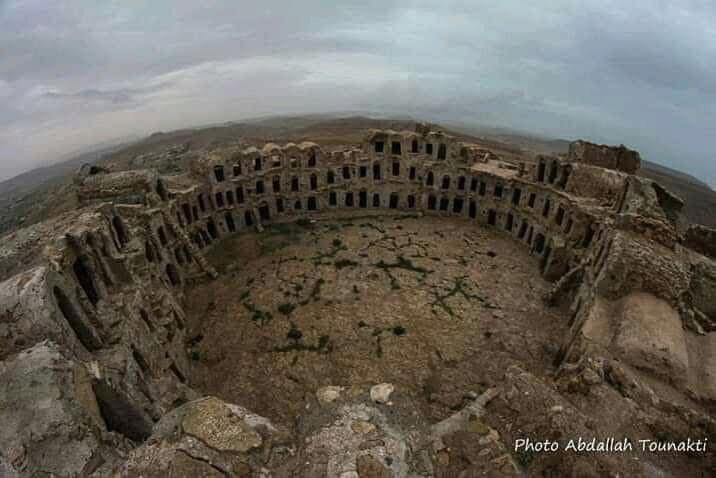 قصر تونكت تطاوين هو مبنى محصن يقع في ولاية تطاوين،تم إنشاؤه على يد قبائل البربر (الأمازيغ) بغرض تخزين الحبوب والاحتياجات الأخرى، وهو يتألف من حوالي 130 غرفة مخصصة من أجل التخزين و يعود تاريخه إلى ما قبل القرن 15م من هنا يأتي لقب وجذور اللعب Sebastian Tounekti