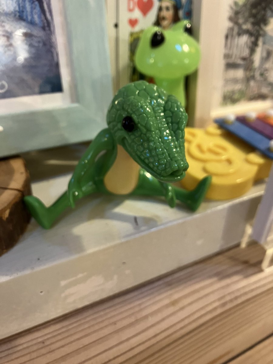 グループ展「12月展」が昨日終了しました。年の瀬の寒い中、お越しくださった皆様どうもありがとうございました！！参加作家の皆様、ポンピイエハウスのお二人には大変お世話になり、どうもありがとうございました。皆様良いお年を！

画像2,3枚目はカフェコーナーの気になるワニ君。