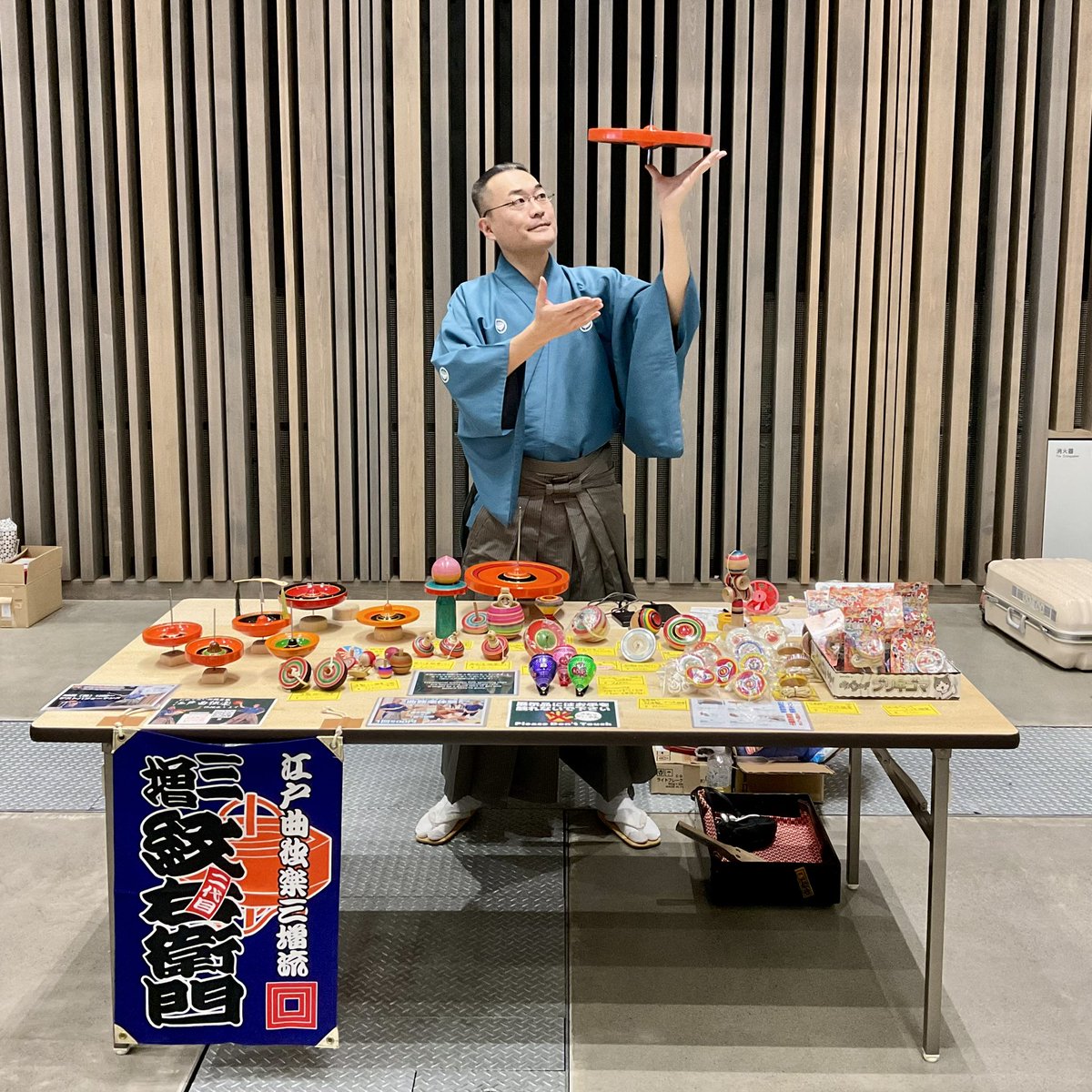 Kishitaka_Magic's tweet image. #KOMAWORLDCUP2025 Day2
13時からゲストパフォーマンスとして曲独楽を披露します。
配信でも観られますので、会場に来られない方はコメントで応援して下さいね📣

紋右衛門ブースでは今や希少品になってしまったブリキ独楽の販売や曲独楽体験も実施してますので、会場に来られる方はお立ち寄り下さい💁‍♂️