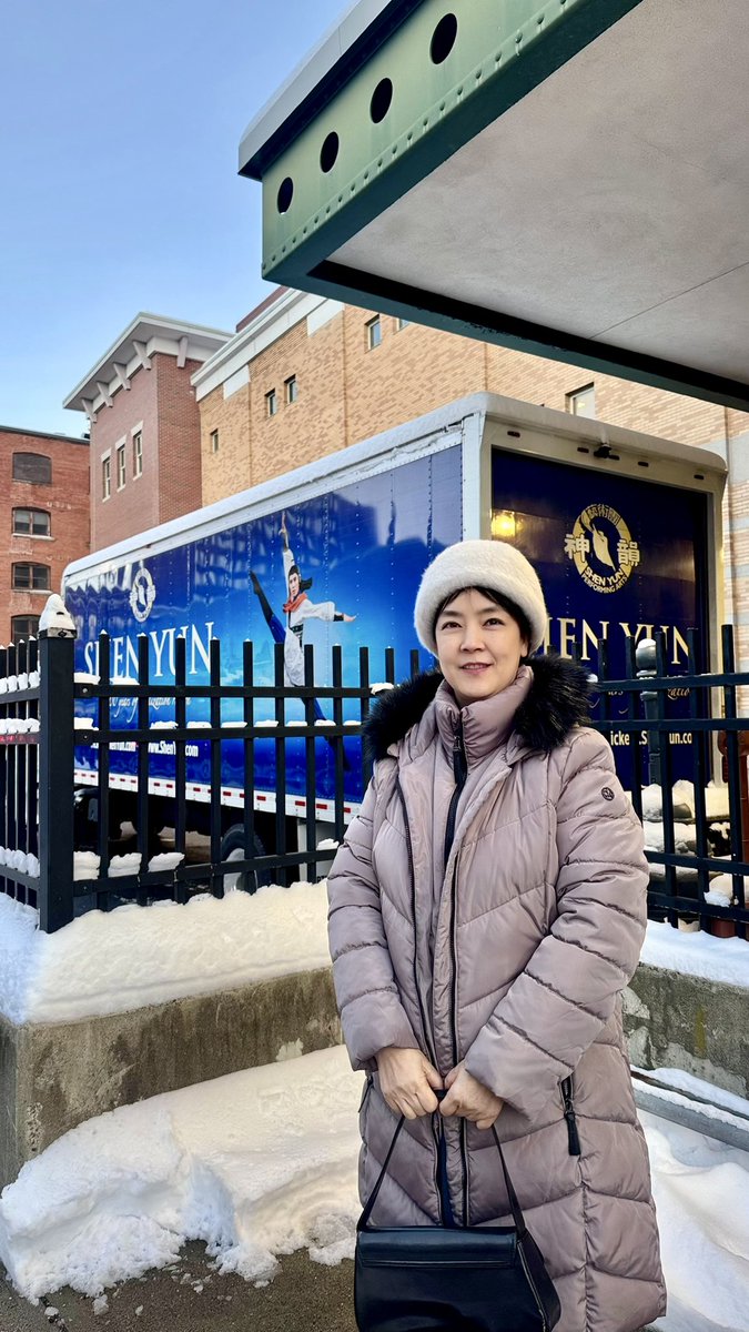 JenniferZeng15's tweet image. 大雪过后的圣诞假期，送自己一份最好的礼物，又来看神韵啦！

今年是神韵成立二十周年，而我已经不记得自己看过多少次神韵演出了吧，100 次肯定是有了，因为以前当记者时，每年跟团报道，同一场演出能看好多次呢。正因为如此，我才能感悟颇深，写出九篇《感悟神韵》系列文章来。…