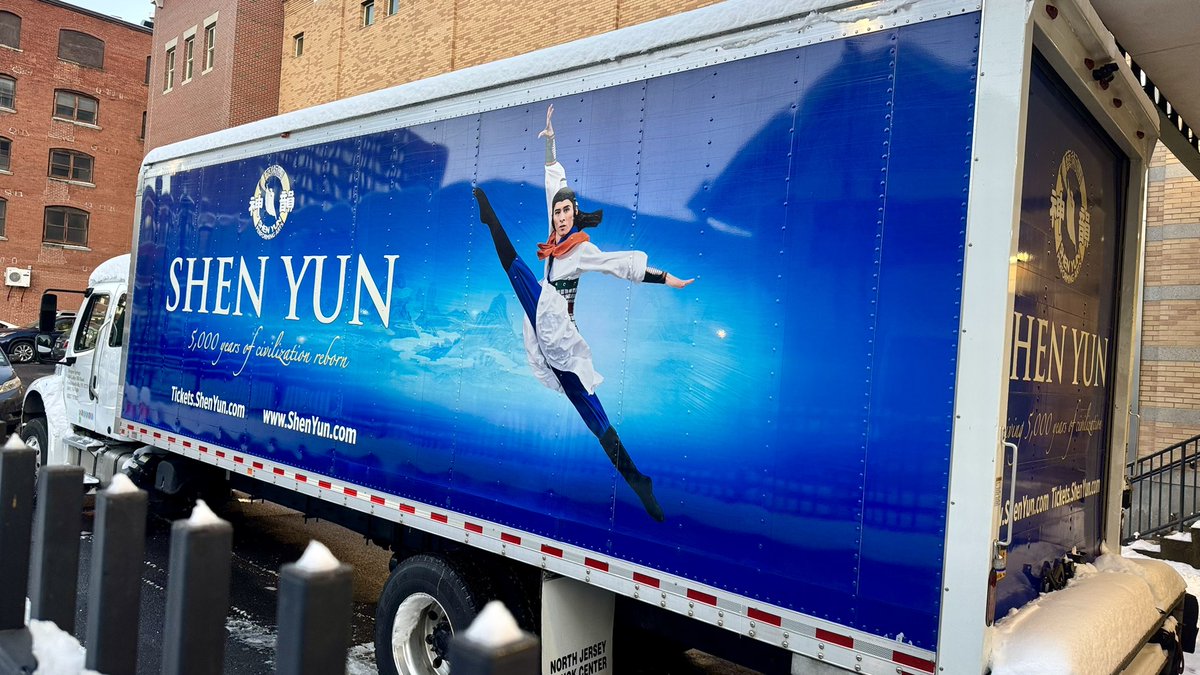 JenniferZeng15's tweet image. 大雪过后的圣诞假期，送自己一份最好的礼物，又来看神韵啦！

今年是神韵成立二十周年，而我已经不记得自己看过多少次神韵演出了吧，100 次肯定是有了，因为以前当记者时，每年跟团报道，同一场演出能看好多次呢。正因为如此，我才能感悟颇深，写出九篇《感悟神韵》系列文章来。…