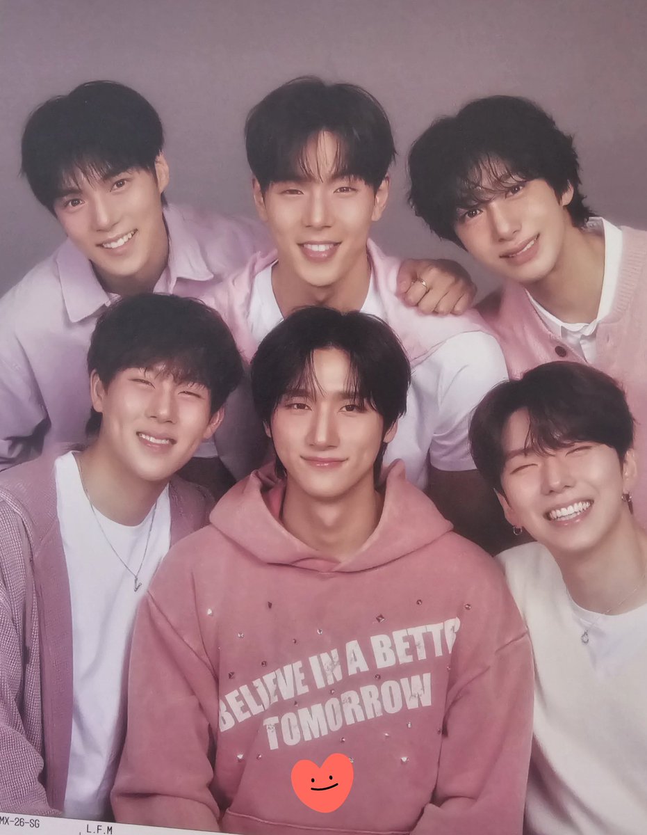 nyangkyunz's tweet image. i love how this looks like a family pic