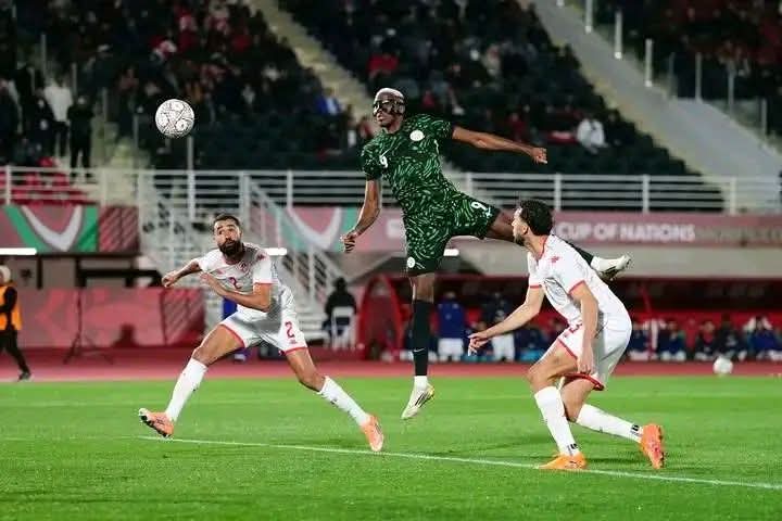 MohamedAbuCont5's tweet photo. In an exhilarating match on day two of the Africa Cup of Nations in Morocco, Nigeria triumphed over Tunisia with a score of 3-2. Goals from Victor Osimhen, Wilfred Ndidi and Ademola Lookman propelled the Super Eagles to victory. Despite a spirited comeback from Tunisia.
@CAF_Med https://t.co/2mD8GZCnwo