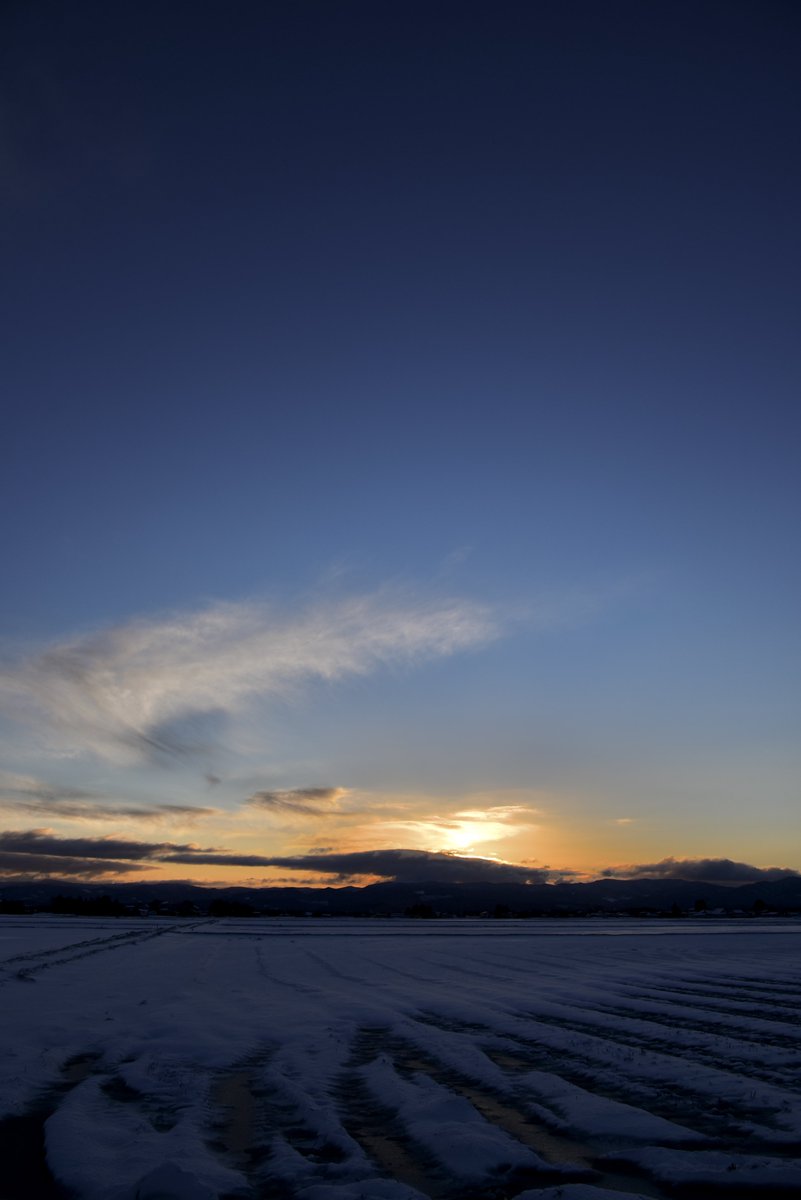 夕暮れ時の雪に覆われた山の写真 – Unsplashの日没の無料画像, image size:801x1200