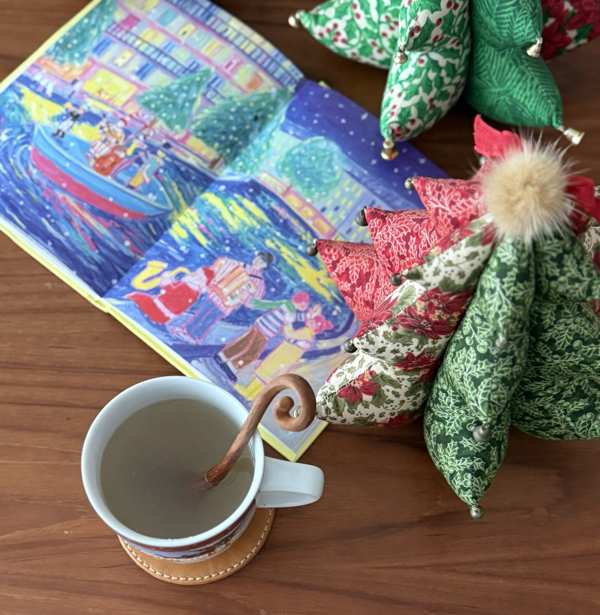 좋은 아침이에요!🎄🍵 연말의 마지막 휴일 아침이네요. 이제 사흘만 지나면 25년이 마무리 되요. 세월은 흘러가는 것이 아니라  채워가는 것이라고 해요. 얼마 안 남은 2025년. 행복한 '지금'을 온전히 만끽하는 하루 보내시길요! 포근하고 따뜻한 일요일, image size:1172x1200