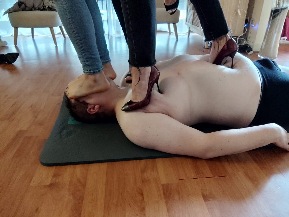 duodepetons's tweet photo. ils sont nombreux à avoir testé nos talents de pestes pietinneuses ? Fans de trampling aguerri ou simple découverte ,on adore !
#trampling #pietinnement #hardtrampling #footfetısh #footworkship #feetworshi̇p #feetfetısh #feetlover #toes https://t.co/fmxPholica
