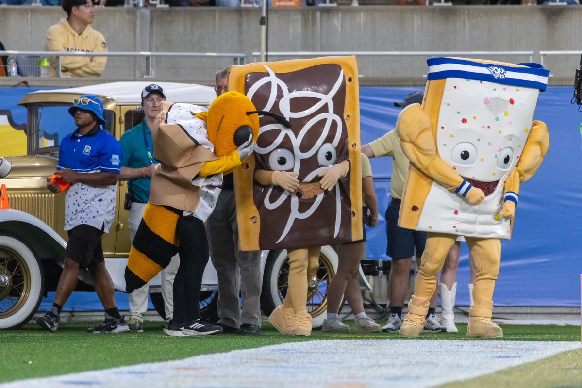 BlueBarronPhoto's tweet image. The Georgia Tech mascot was sad after they turned the ball over and needed to be comforted by the Pop-tarts