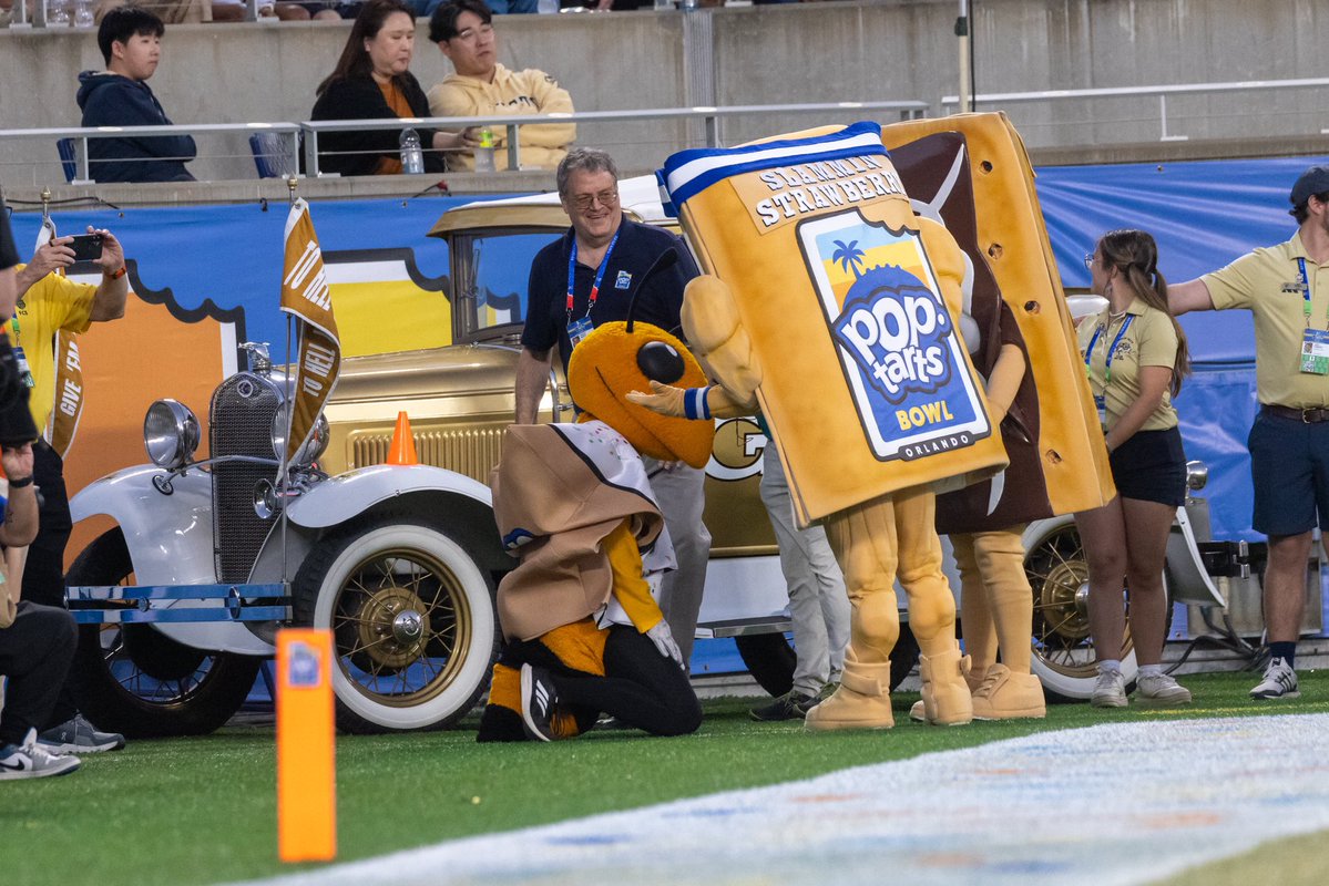 BlueBarronPhoto's tweet image. The Georgia Tech mascot was sad after they turned the ball over and needed to be comforted by the Pop-tarts