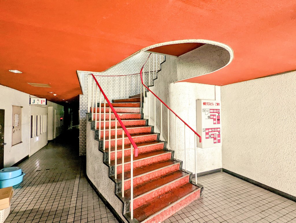 creamciderkun's tweet image. 階段の為に壁がくりぬかれた感じが好き！