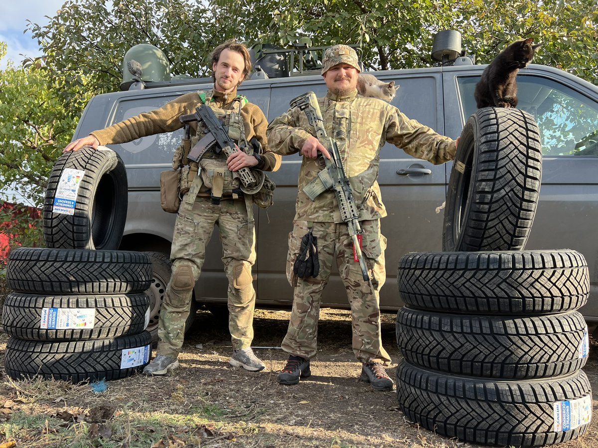 dim0kq's tweet image. Me together with my brother-in-arms this Autumn.

We did a little photo report for the volunteers who provided the tires but cats wanted to also be included in the picture 😹
