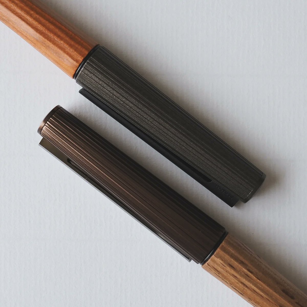 少し前に一般販売で入手したイチイガシ。
シックな色合いのウワミズザクラに比べると、モダンな感じもする今作。
こちらは非常に軽い書き心地のローラーボールリフィルで使います。

オプションでフーデッドニブの万年筆首軸とか発売されないかな…と、今年最後の妄想を。
#kokuyo