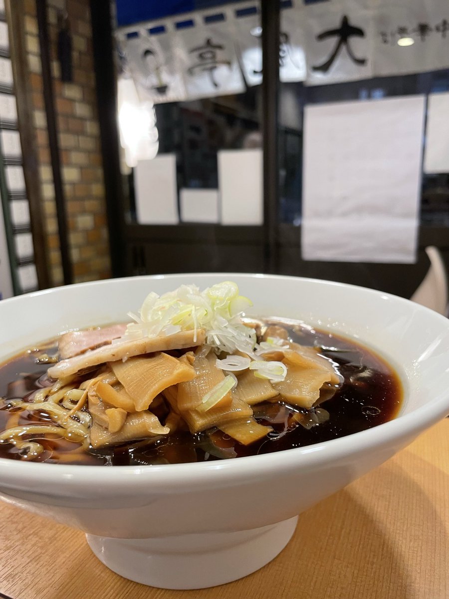 醤油ラーメン チャーシュー入り写真 神田のちゃん系「ちえちゃんラーメン」！とろ肉山盛り絶品チャーシュー麺