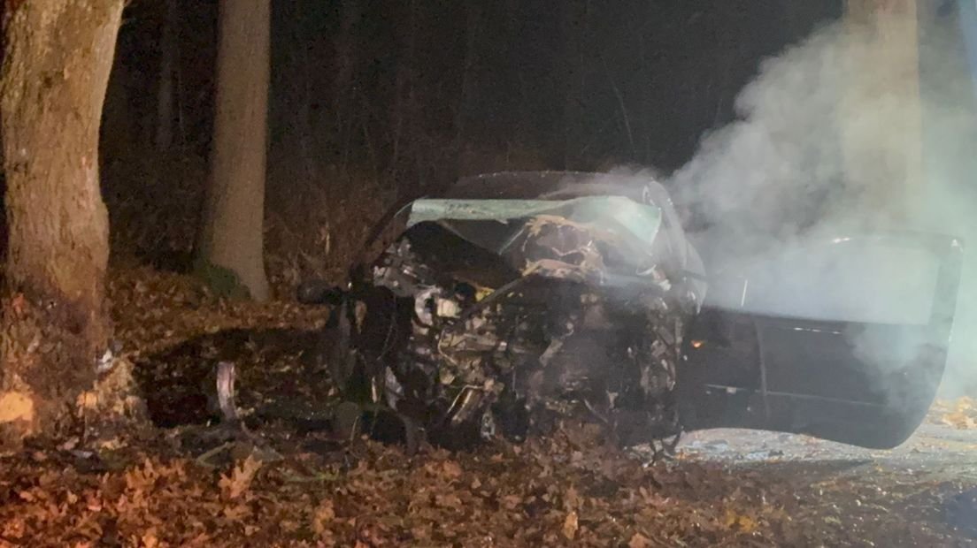 Auto crasht tegen boom in Helden