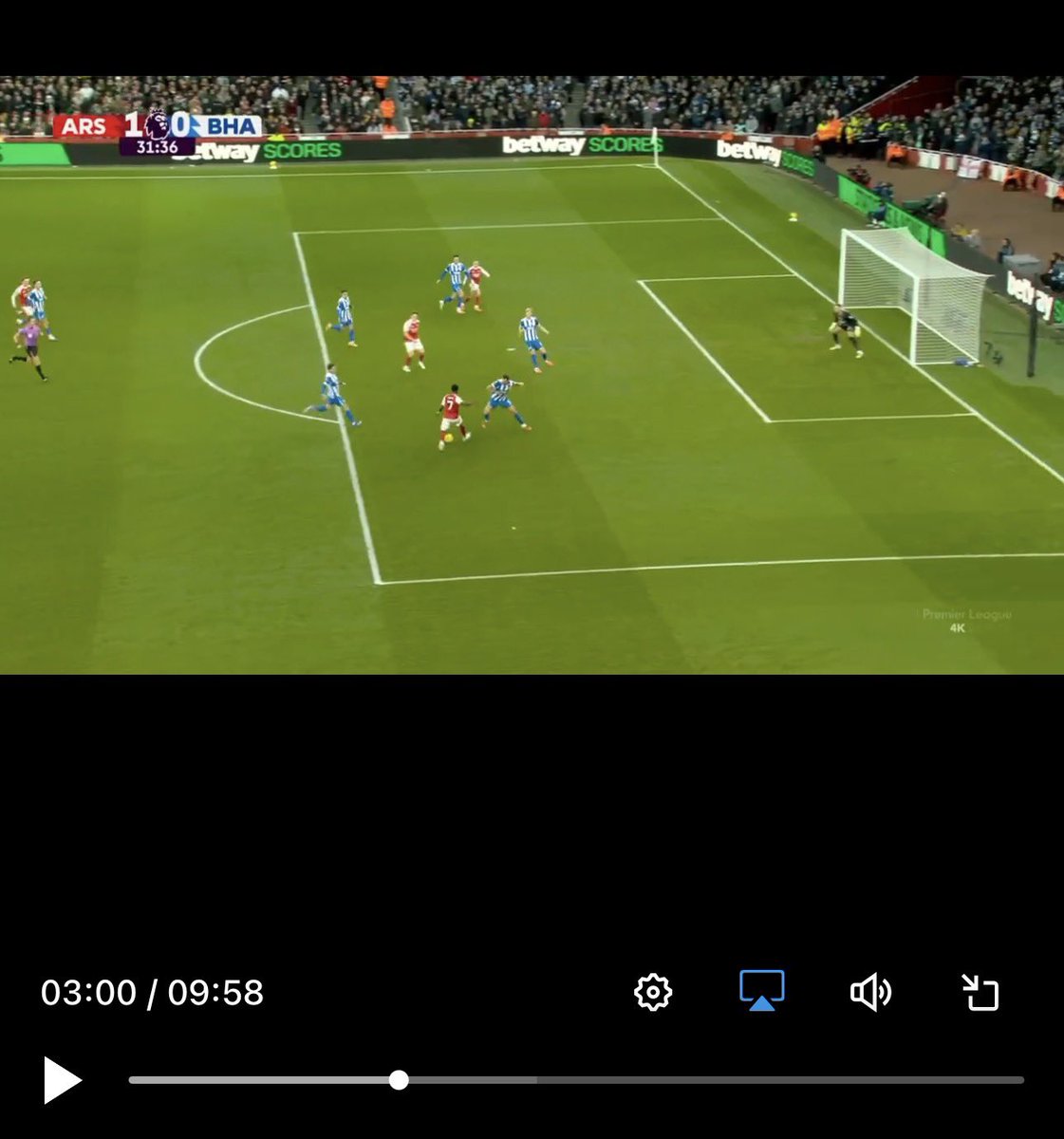 Layqan's tweet image. 1st Frame: This is a 1-2 pass opportunity for Saka to delete that defender if there was more sync or willingness to play with VG14. Trust me VG is dropping that ball into that space behind the defender to put Saka 1v1 with the GK or drop a square ball across the goal for a…