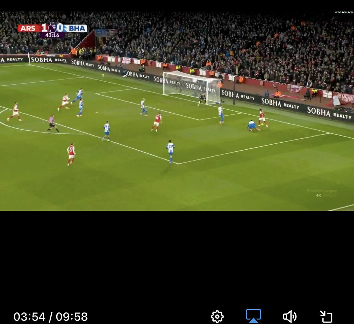 Layqan's tweet image. 1st Frame: This is a 1-2 pass opportunity for Saka to delete that defender if there was more sync or willingness to play with VG14. Trust me VG is dropping that ball into that space behind the defender to put Saka 1v1 with the GK or drop a square ball across the goal for a…