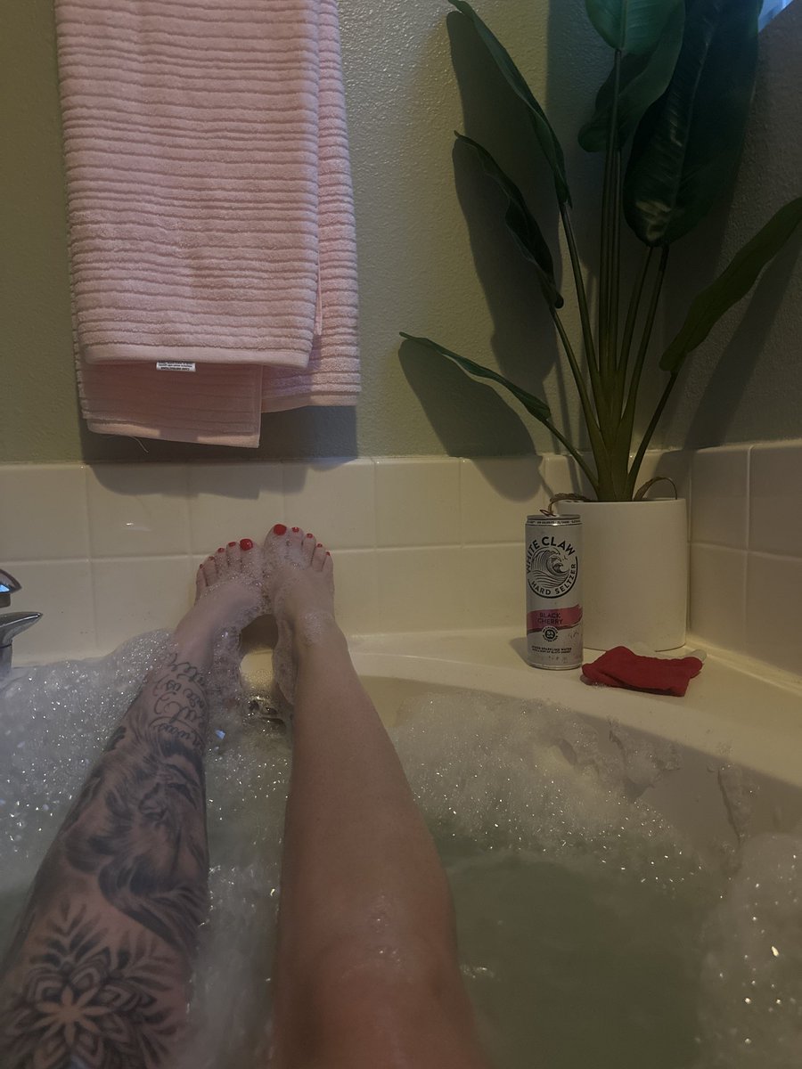 ModelHeatherD's tweet image. Been a long holiday season already, but nothing a long - epsom salt bath can’t help. 
#pedicure #feetfetısh #bubblebath #relax #peaceful