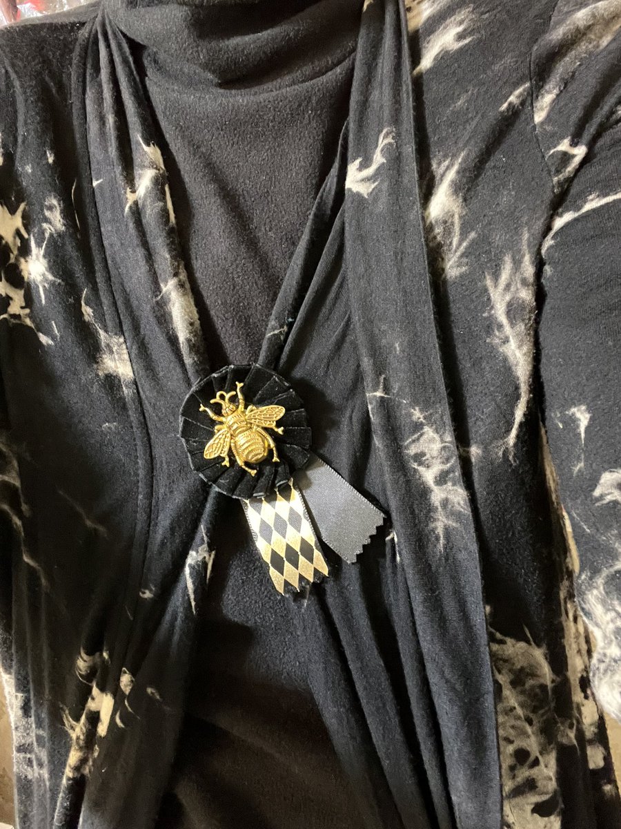 カーディガンのボタン(一個だけで留めるタイプ)がいつのまにか引きちぎれていたので、みっしぇるさん(<a href="/crescenteca/">Crescenteca@2/23ドリシン8</a> )のロゼットで留めたら大正解だった。