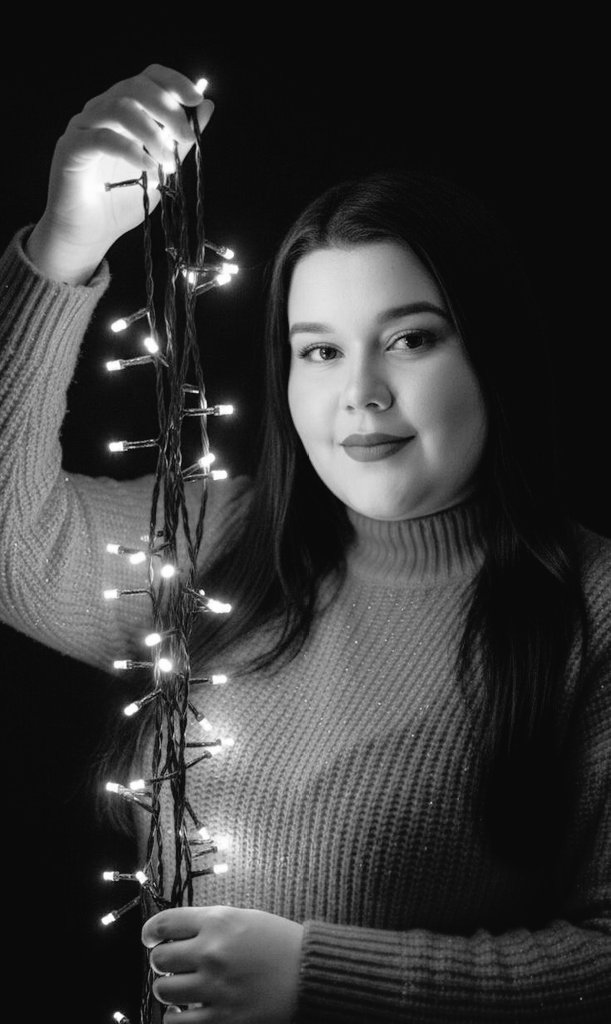 Confío en mí.
En mi alma justa
que sigue su camino
aunque no reciba aprobación externa.
Mi misión no necesita permiso.
Mi verdad no se negocia.
Camino con coherencia,
escuchando la voz interior
que sabe hacia dónde ir.
🙌 La verdadera fidelidad es contigo misma.