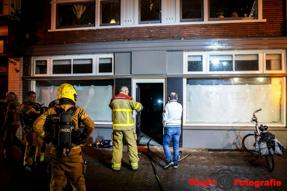 Brandweer blust kleine brand in leegstaand pand