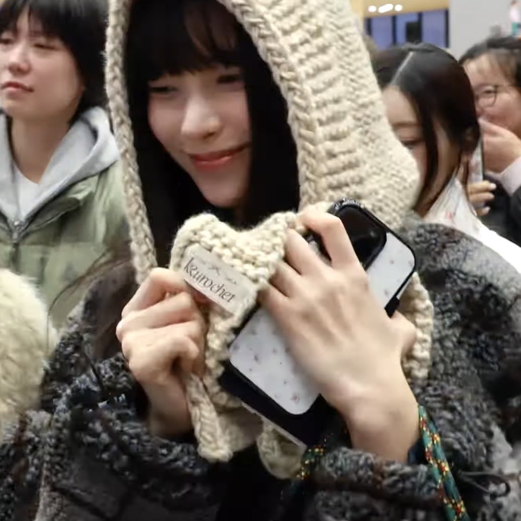 yunah showing off her kkurochet hooded scarf (le sserafim sakura's