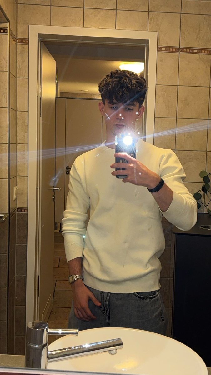 Tiziam06's tweet image. Frohe Feiertage und gutes Neues euch allen

(Ich schwör da hat jemand gegen den Spiegel gewichst)