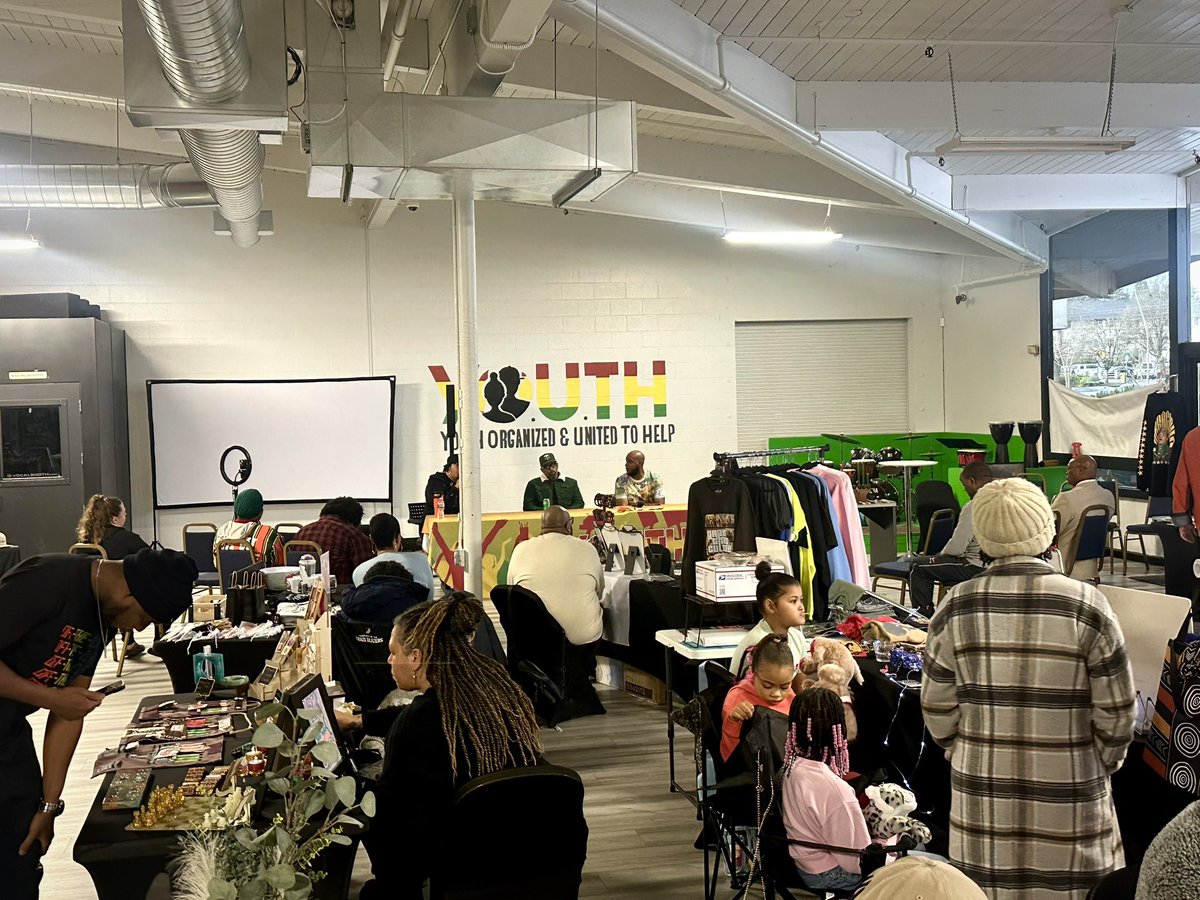 Happy Kwanzaa!!! ❤️💛💚🖤

Went to YOUTH Kwanzaa marketplace and celebration and performed some live poetry about abundance, resilience, and Black Love.

Black is Beautiful! Sending strength and solidarity during this season.

#pdx #community #blackexcellence
#holiday #celebrate