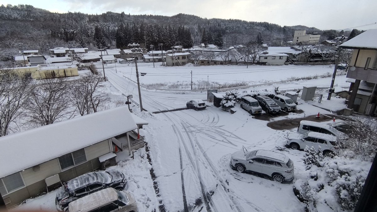 朝5時からの朝風呂♨して朝食も終わりあとは帰るだけ。朝は車に雪積もってる…でも旅館の人がさっと落としてくれてるみたい。有難いですね。　#鶯宿温泉　#川長　#温泉　#岩手